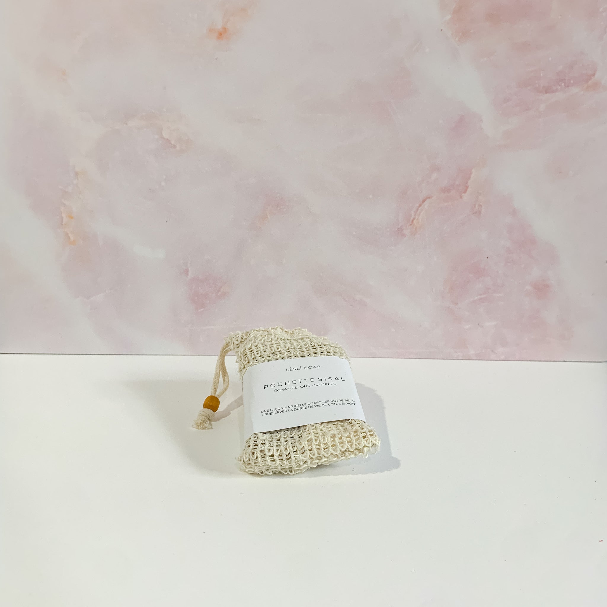 Pochette en sisal et échantillons de savons artisanaux de Lesli Soap - Les Parentales